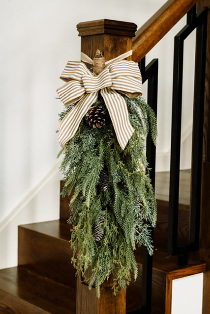 Realistic, full evergreen texture
Neutral striped ribbon for a classic finish
Natural pinecones for added depth
Easy to hang—no hardware required
Works with modern, traditional, and rustic holiday styles